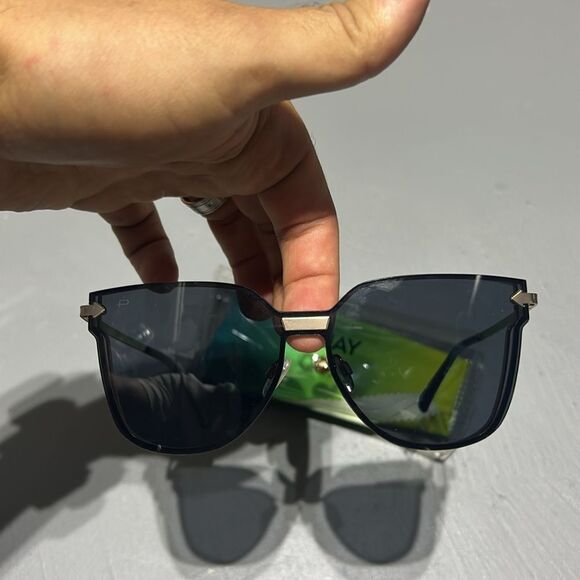 Women’s Sunglasses with Case and Cloth - Picture 3 of 8